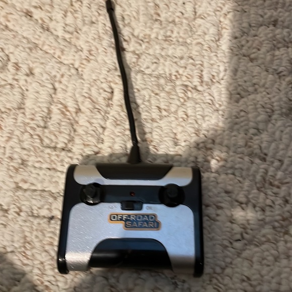 Battery operated off-road Safari car. Remote control included. - Picture 4 of 6